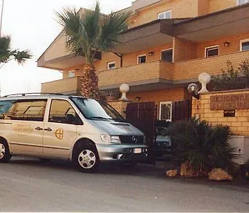 Eh Rome Airport Euro House 3* フィウミチーノ